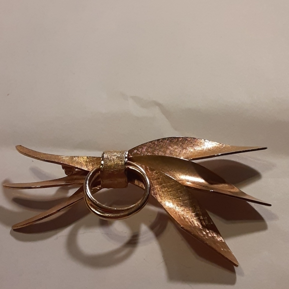 Pretty Brooch Goldtone - Picture 2 of 7